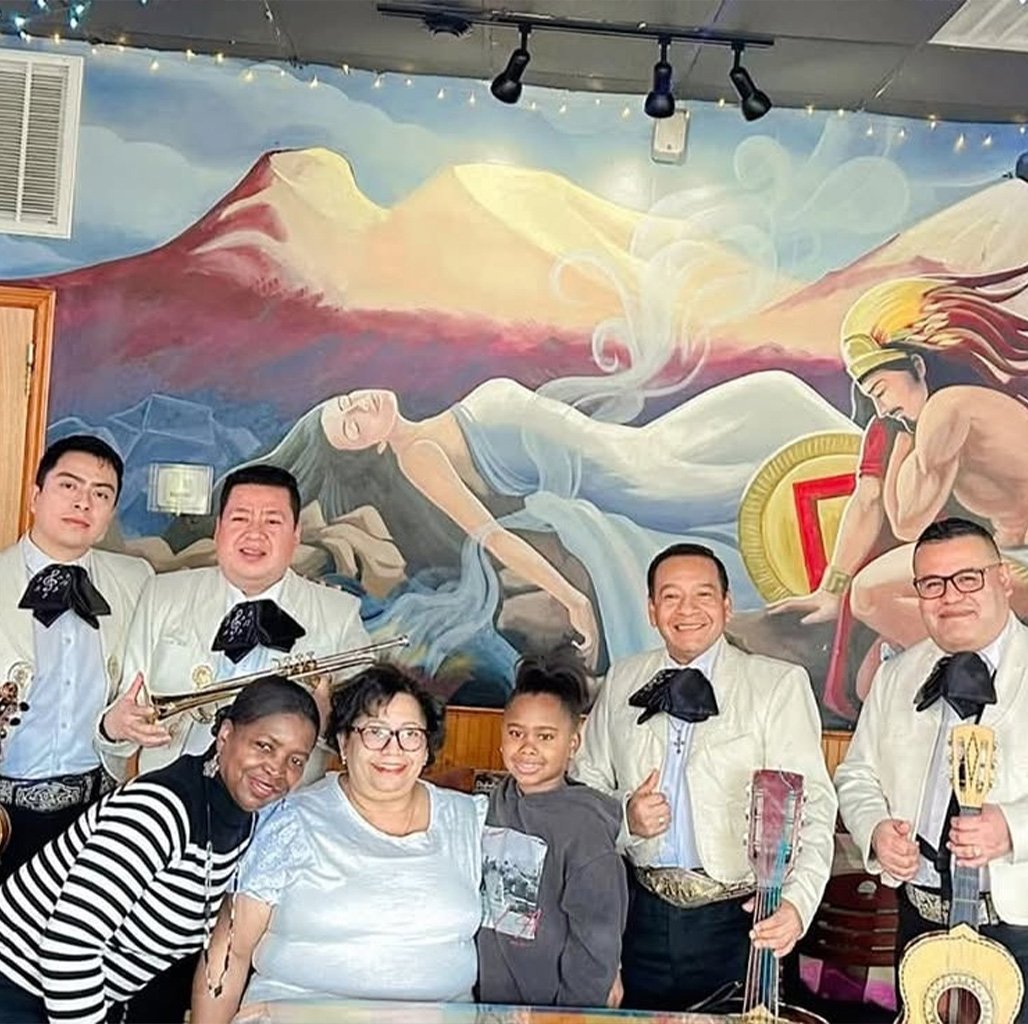 Mariachi Palacios Mar tocando en vivo